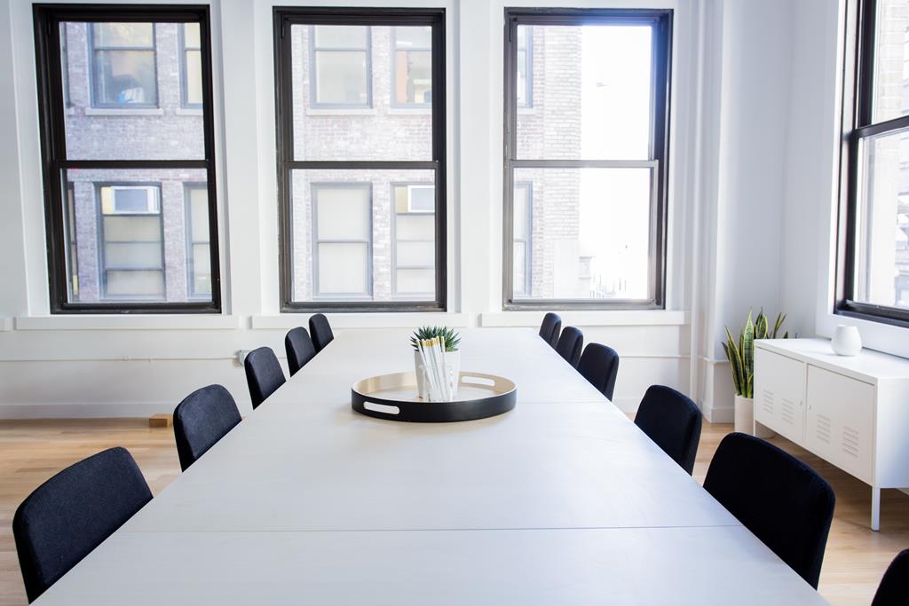 as mesas compridas normalmente são usadas para reuniões