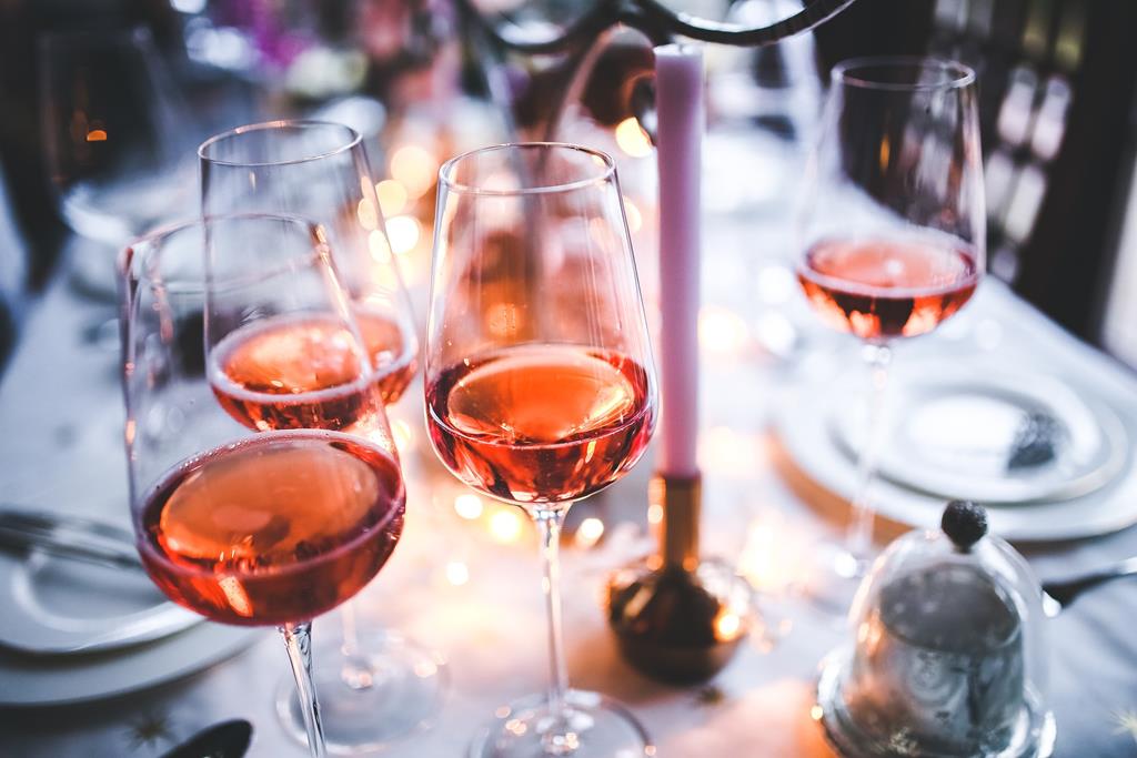 após abertos, os vinhos rosés costumam durar cerca de 3 dias na geladeira tampados