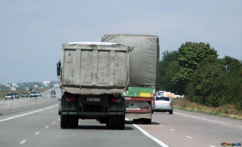 a distância entre a coleta e entrega da mercadoria é um dos fatores determinantes na hora de fazer cálculo de frete de caminhão