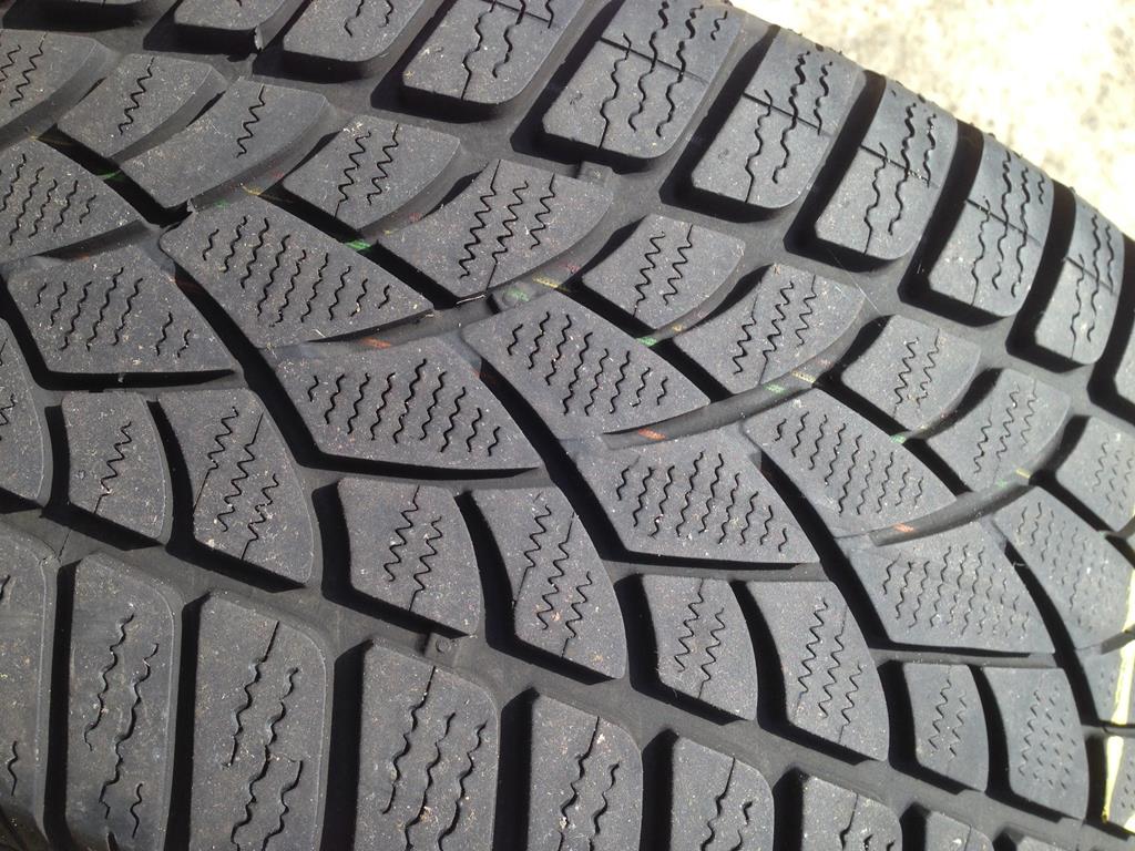 verifique a banda de rodagem para se certificar se o pneu apresenta desgastes ou não 