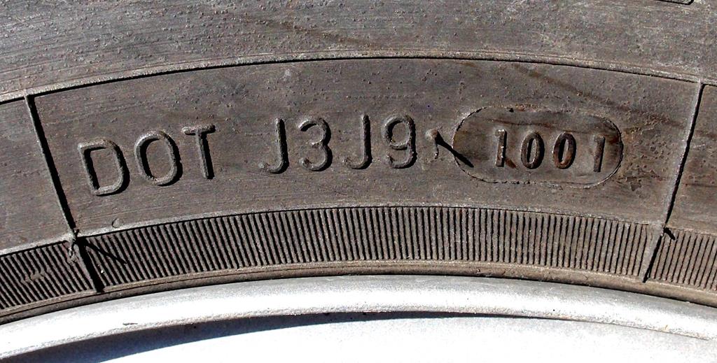 a numeração do pneu fica em sua lateral e vem acompanhada pela sigla DOT