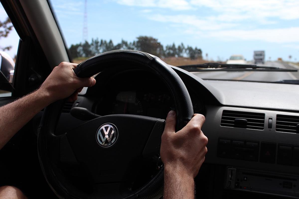 o jeito correto de segurar o volante é com ambas as mãos nas laterias formando um ângulo de 180º