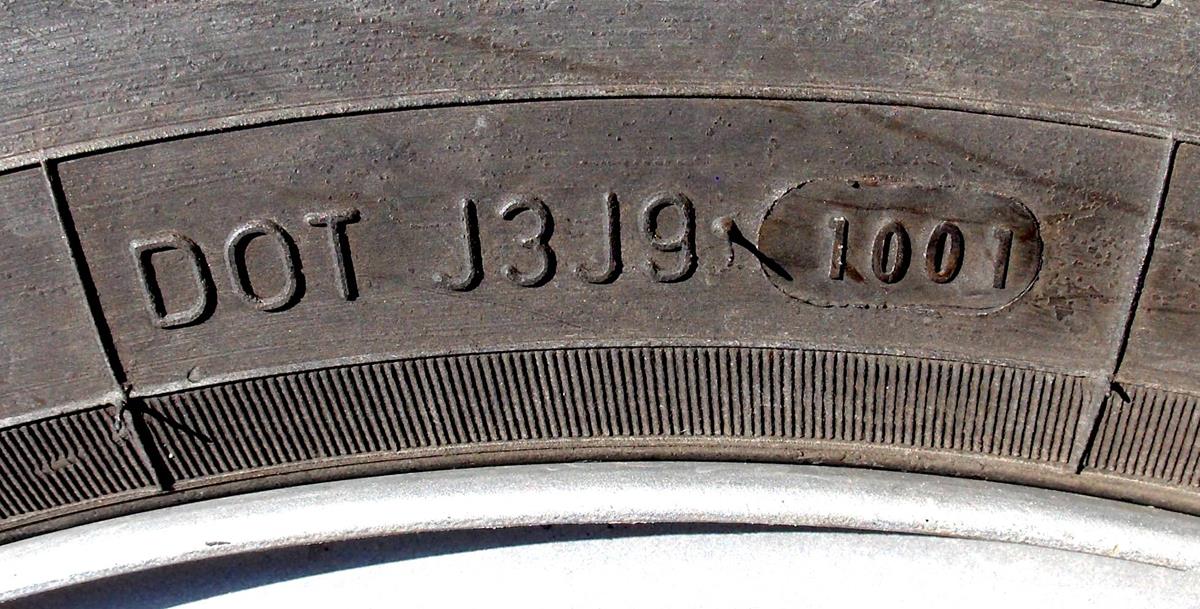 a numeração do pneu de moto fica localizada na lateral da borracha