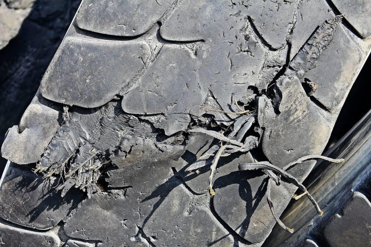 deixar de fazer a troca do pneu de moto após a validade pode contribuir para um desgaste maior do material