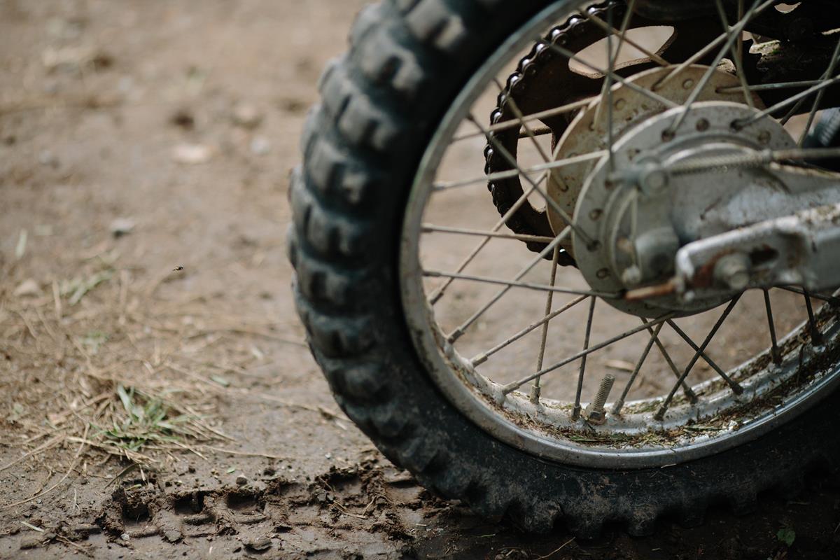 quando você anda com um pneu de moto na chuva, ele deixa marca dos sulcos no asfalto fazendo o pneu de trás se encaixar nas marcas que o pneu dianteiro deixou no solo