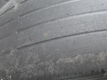 caso você note algumas partes corroídas em seu pneu, dê uma olhada nos amortecedores do veículo
