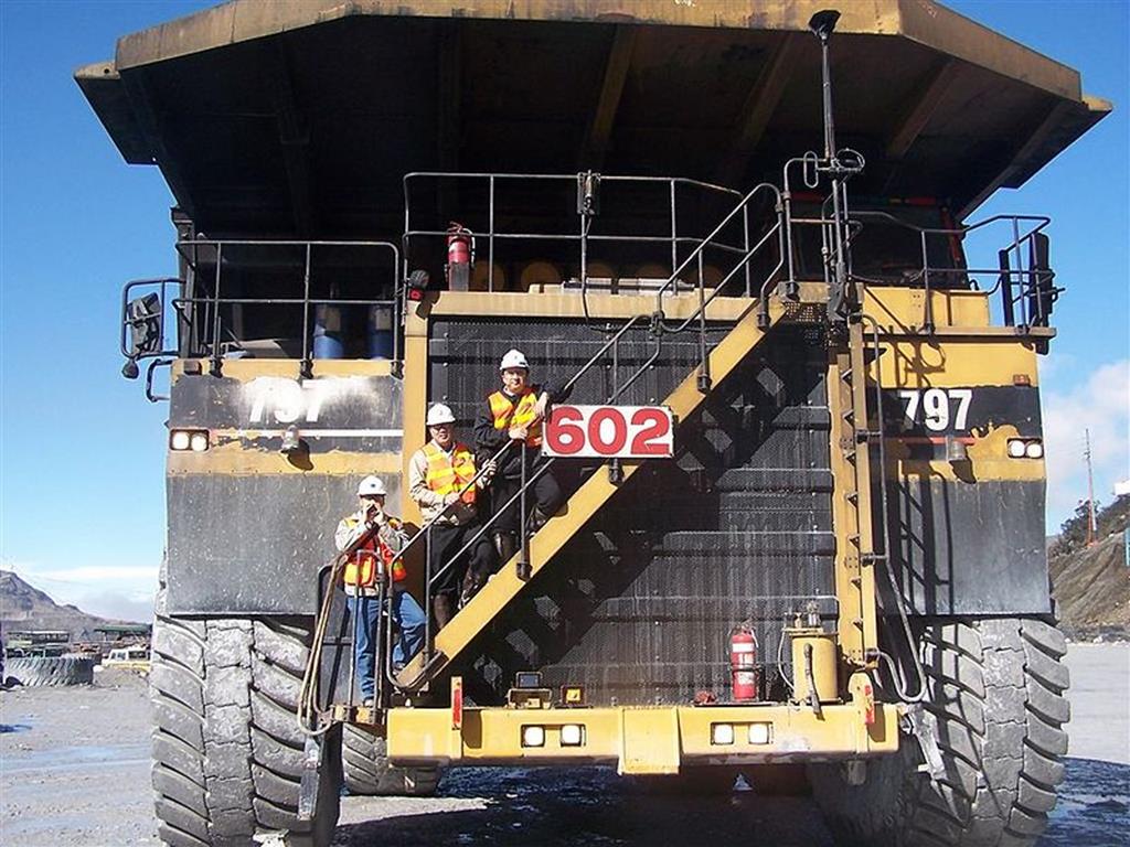 o Caterpillar 797F consegue carregar até 400 toneladas de materiais em uma velocidade máxima de 68 Km/h