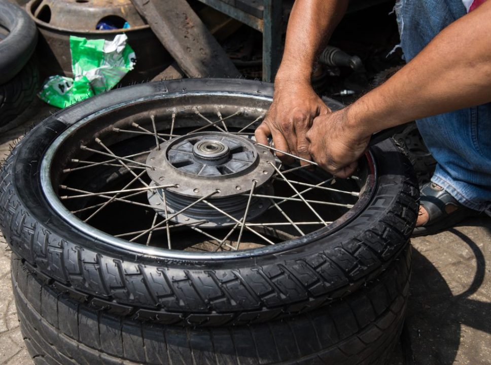 Como ver a data de validade do pneu da sua moto, carro ou caminhão 