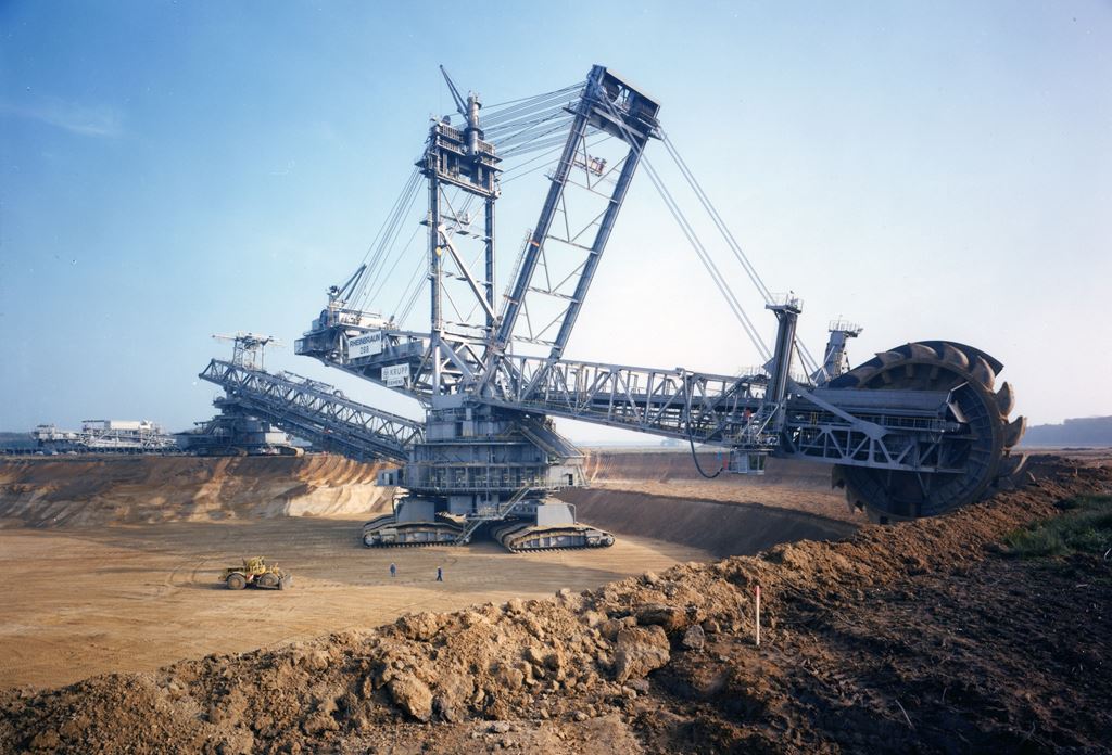a Bagger 288, maior escavadeira do mundo, foi criada pela empresa alemã Krupp