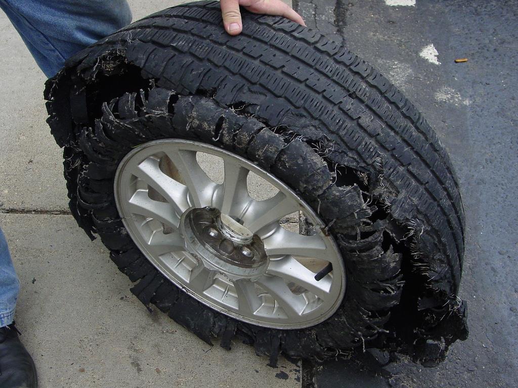 a sobrecarga nos pneus pode terminar em fendas graves e riscos de acidentes