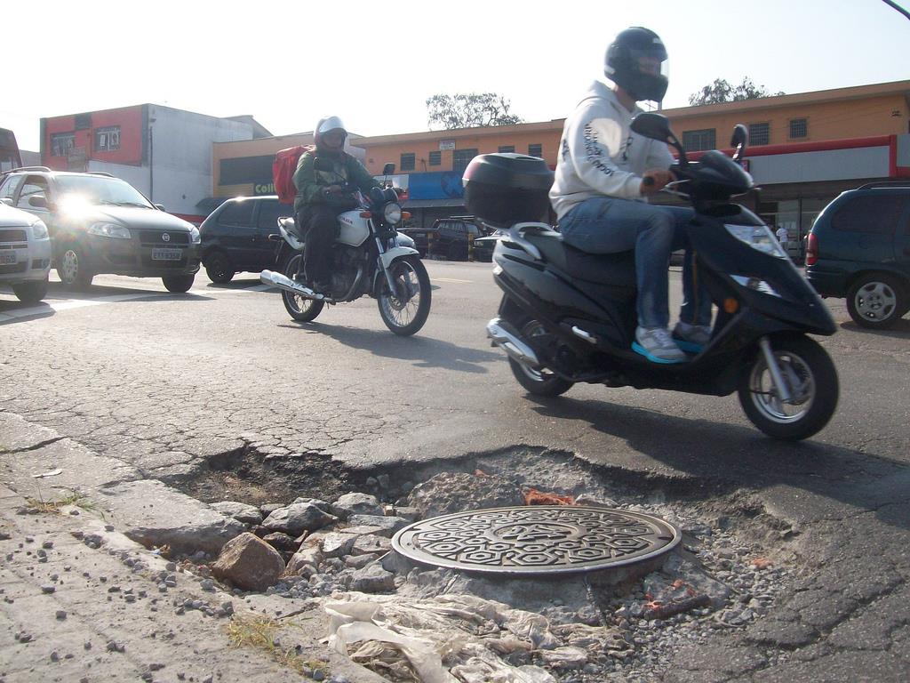 por ter rodas e pneus um tanto quanto pequenos, um scooter não costuma encarar muito bem irregularidades no solo