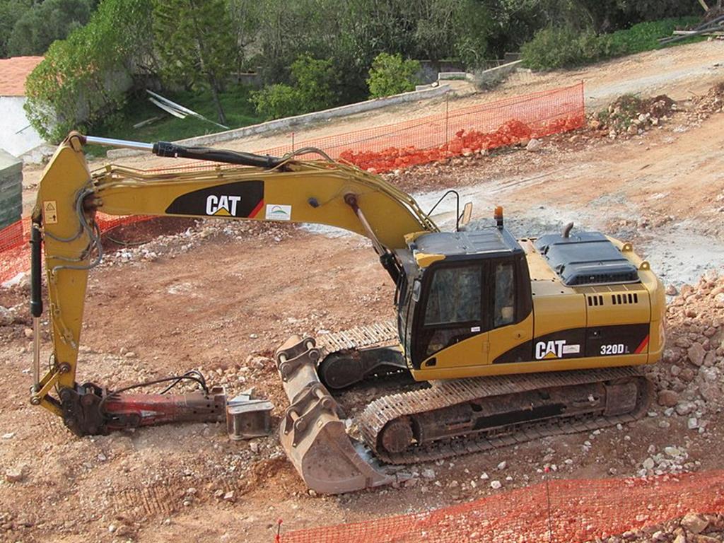 veja a escavadeira Caterpillar 320D em ação