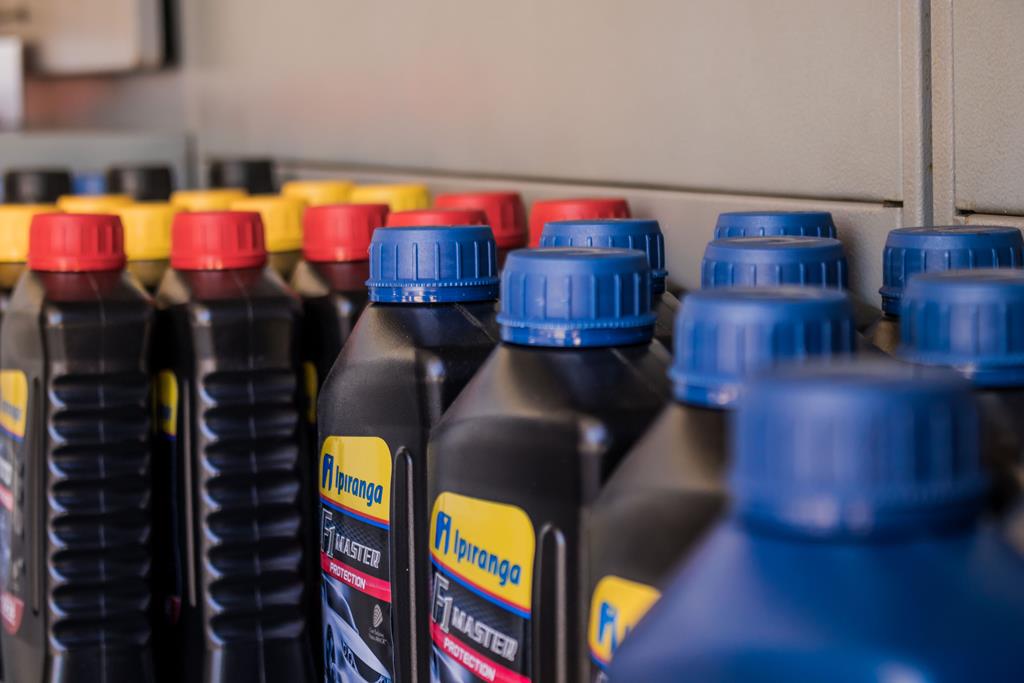as embalagens dos óleos lubrificantes são importantes para indicar informações sobre a viscosidade do produto