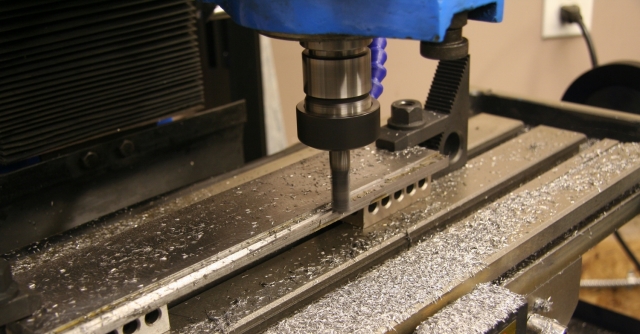Uma máquina fresadora modificando uma superfície de metal