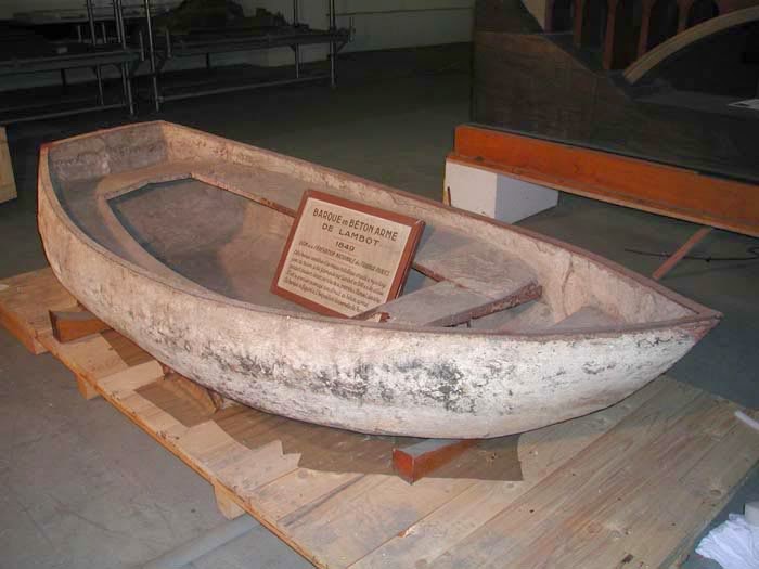 O barco criado por Joseph Louis Lambot, em um museu em exposição