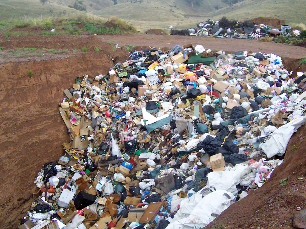 imagem de um aterro sanitário cujo lixo está transbordando