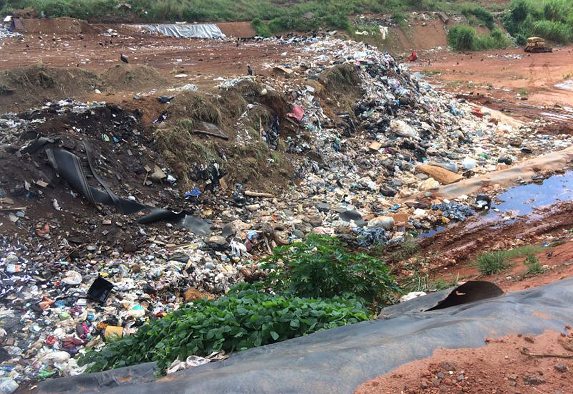 imagem de um aterro sanitário cujo lixo está transbordando