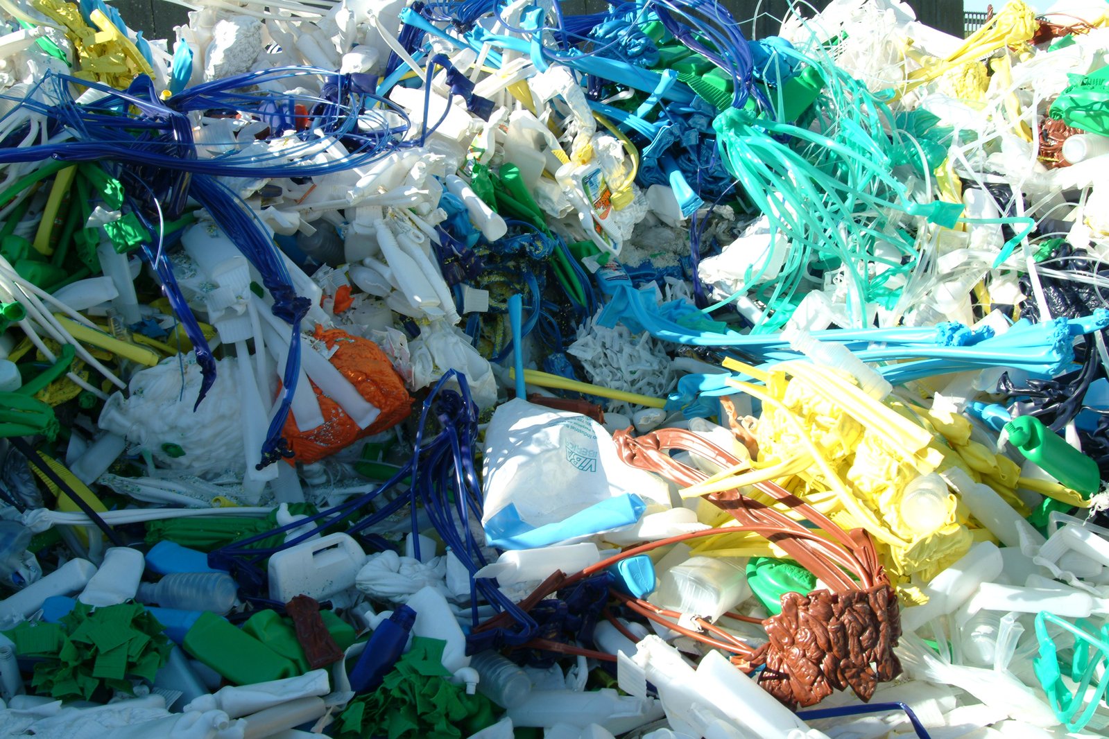 reciclagem de resíduos plásticos com muitos plásticos sendo trabalhando para a reciclagem