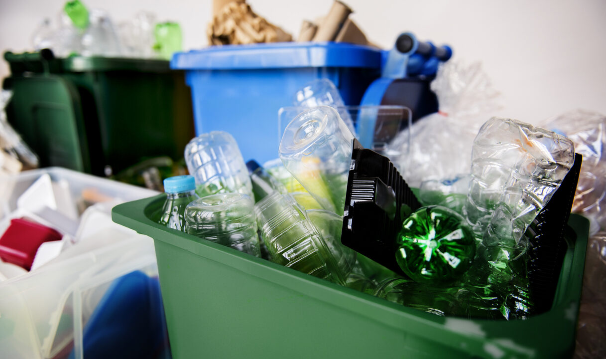 resíduos sólidos separados por tipo em diversas latas de lixo diferentes, separados por plásticos e de cores diferentes