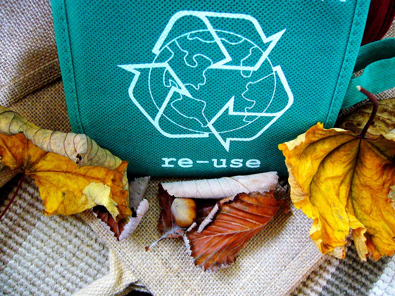 embalagem de reciclagem com alguns resíduos próximos prontos para passar pelo processo de tratamento