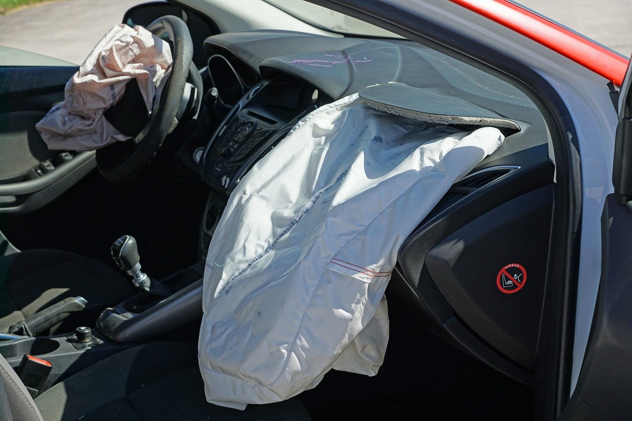Esse é o resultado de um airbag que foi acionado em uma colisão de veículo.