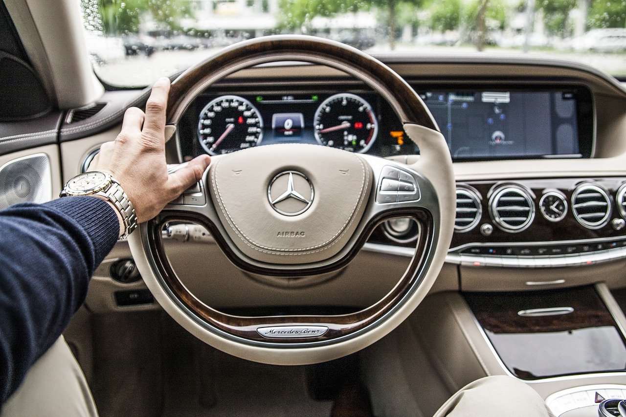 visão completa do painel, volante e demais itens de um veículo de luxo, incluindo a indicação do airbag.