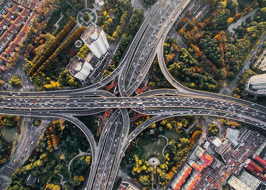 Imagem feita com um drone de uma via de circulação, mostrando que a engenharia de tráfego está presente de diversas formas.