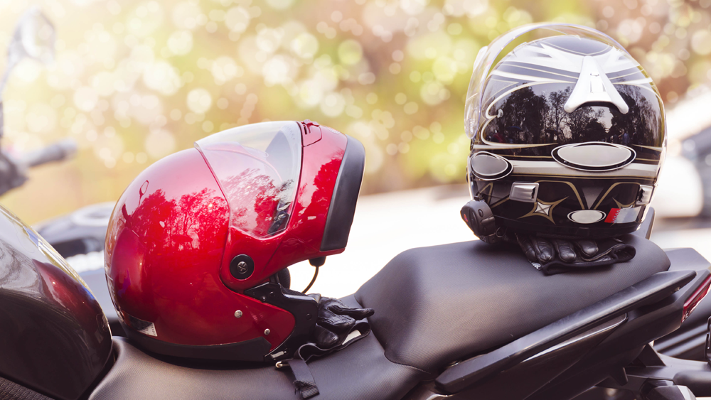 As multas frequentes em relação a pilotar sem capacete é considerado como infração gravíssima e o condutor pode até perder a habilitação.