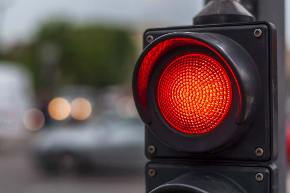 Uma das multas frequentes é a de semáforo. Passar no amarelo já gera uma certa atenção, mas ainda existem motociclistas que insistem em passar no vermelho.