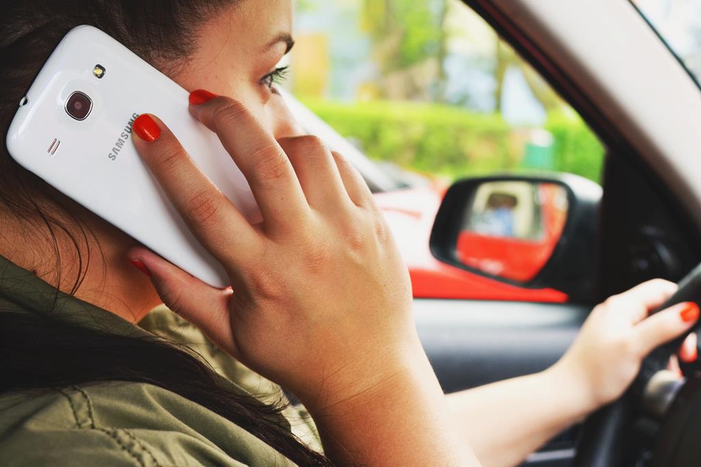 usar o celular na direção aumenta em até 400% as chances de acidentes de trânsito