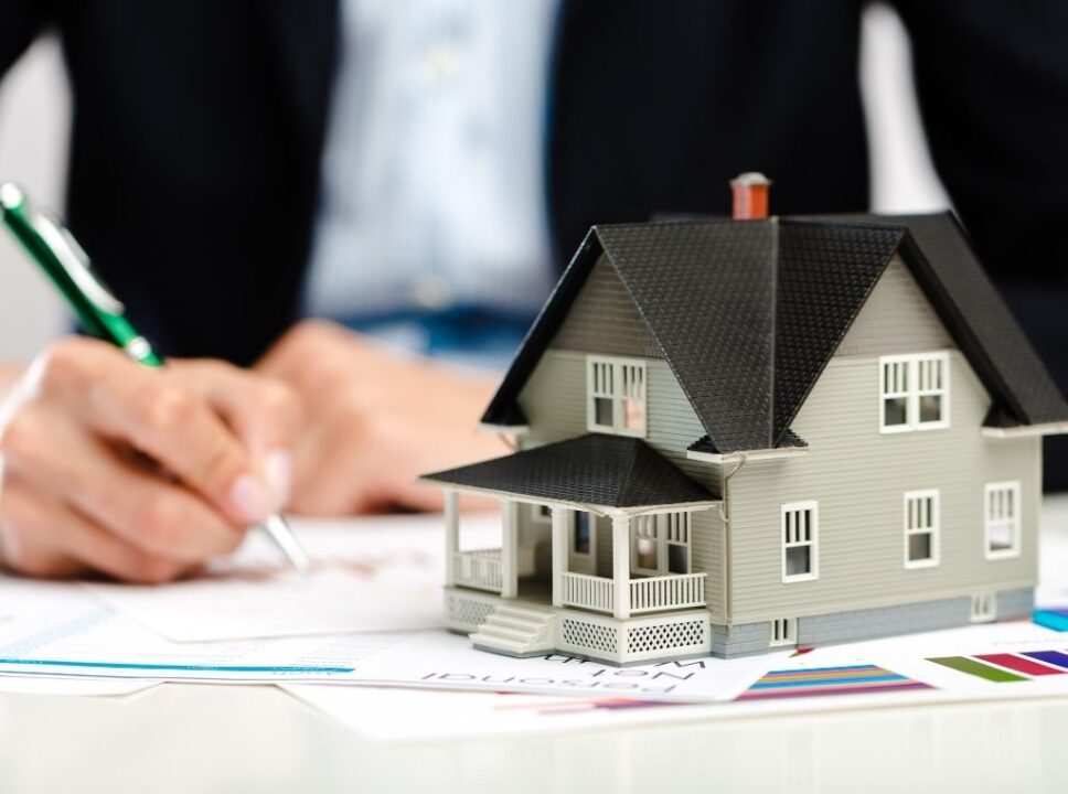 comprar uma casa com dívida só vale a pena se você tiver feito um estudo sobre os riscos antes de concretizar a compra