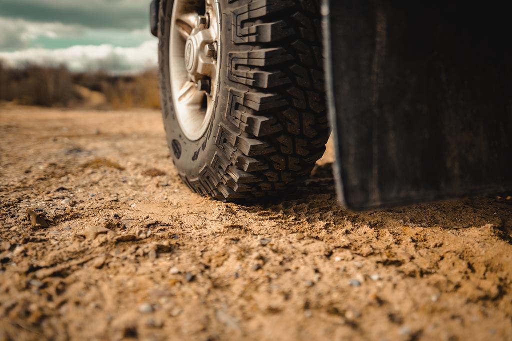 os pneus off road são voltados para veículos que andam em estrada de terra