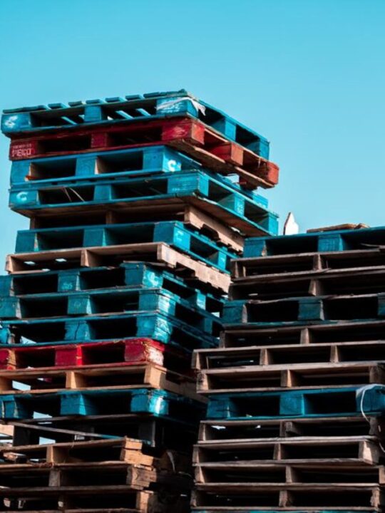 Dicas para reaproveitar pallets de madeira sem uso: imagem de pallets de madeira empilhados