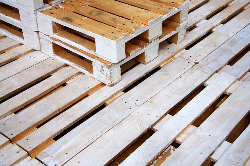 Cuidados para manter os paletes de madeira em bom estado: pallets de madeira no chão