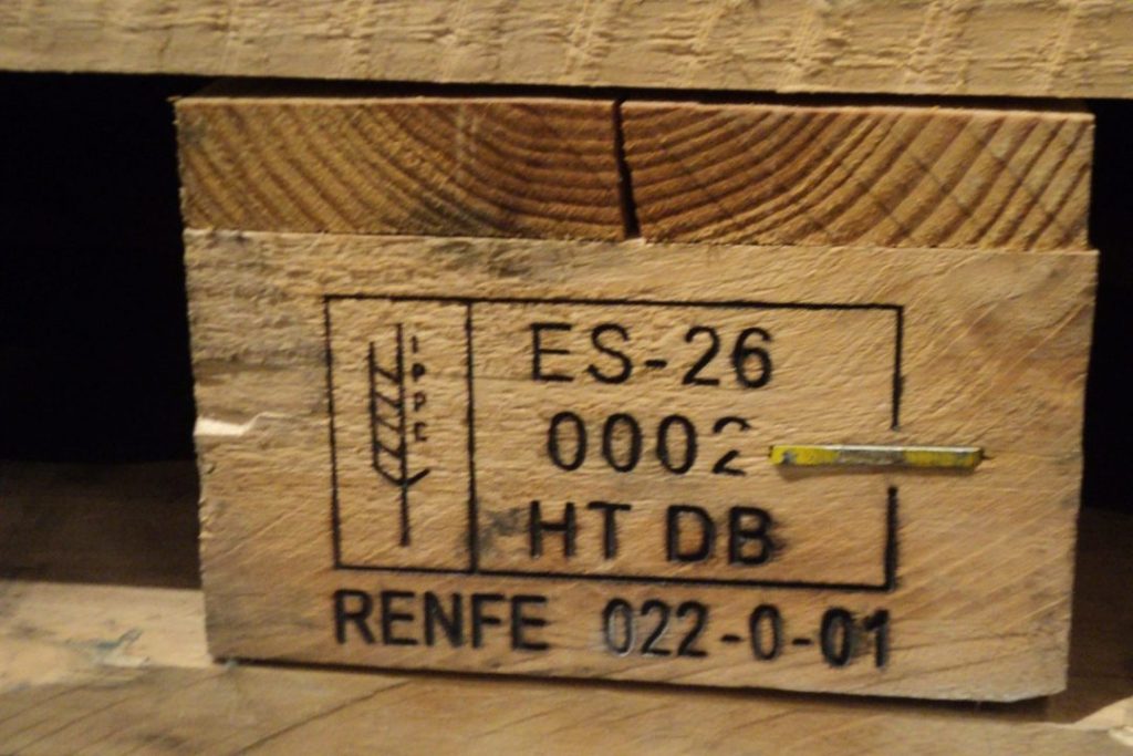 pallet de madeira com selo de aprovação ISPM-15