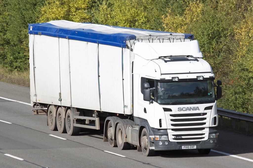 imagem de um caminhão da Scania na rodovia