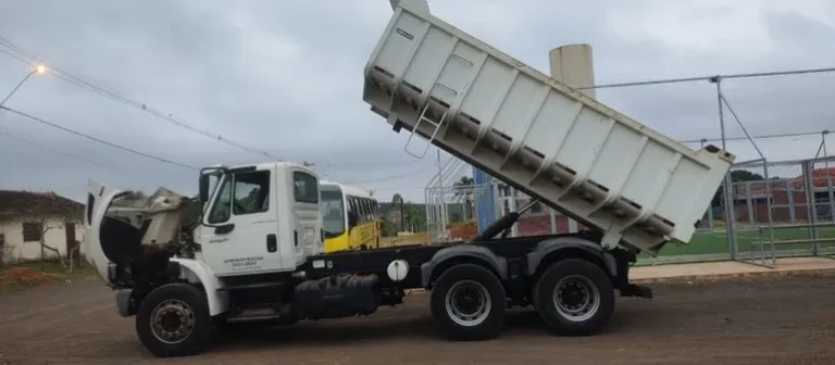 Leilão de caminhões e máquinas pesadas por lances a partir de R$500